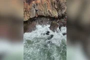 Menina de 10 anos é resgatada após ser arrastada pela correnteza no Canto do Maluf, na Praia da Enseada, na cidade do Guarujá