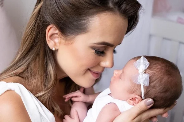 Cantora Thaeme vacina a filha de 2 meses: “Chorei mais que ela”