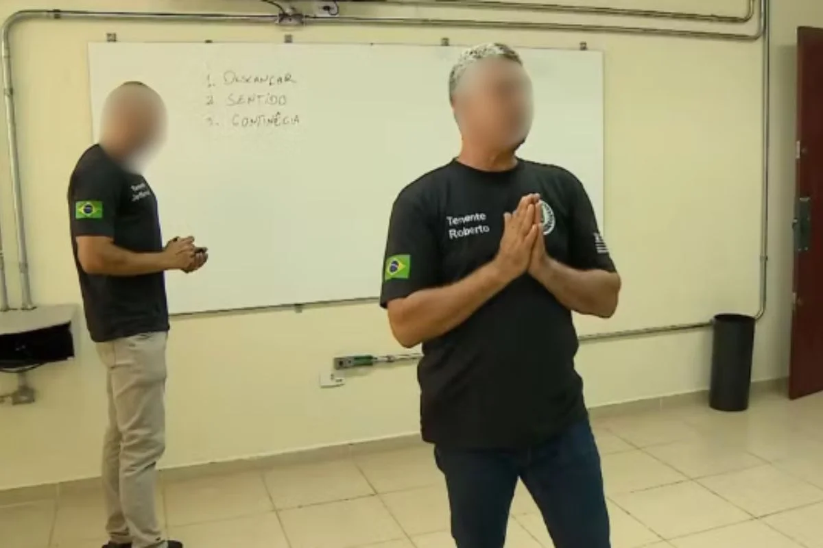 Policial escreve "descançar" e "continêcia" em lousa no primeiro dia de aulas em escola cívico-militar Policial escreve "descançar" e "continêcia" em lousa no primeiro dia de aulas em escola cívico-militar