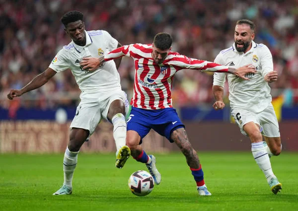 E a torcida racista do Atlético de Madrid foi quem “dançou”