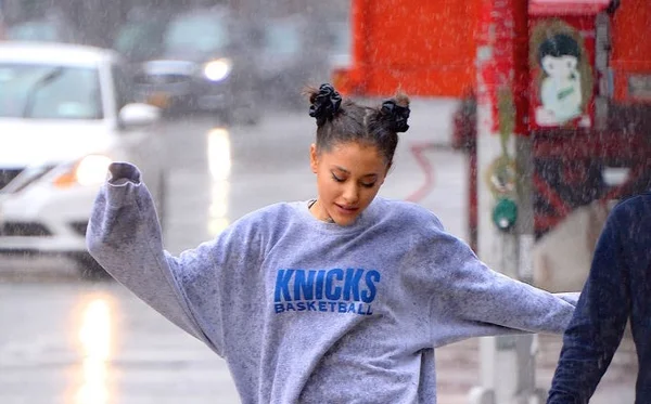 Ariana Grande é vista dançando na chuva em Nova York, diz jornal