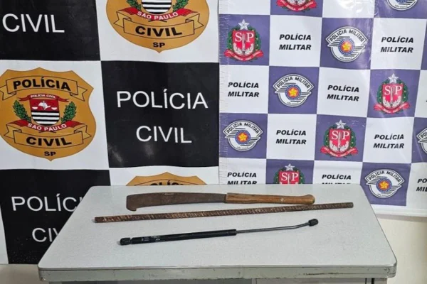 Imagem colorida mostra barras de ferro usadas contra mulher que foi agredida pelo cunhado na cidade de Cosmópolis - Metrópoles