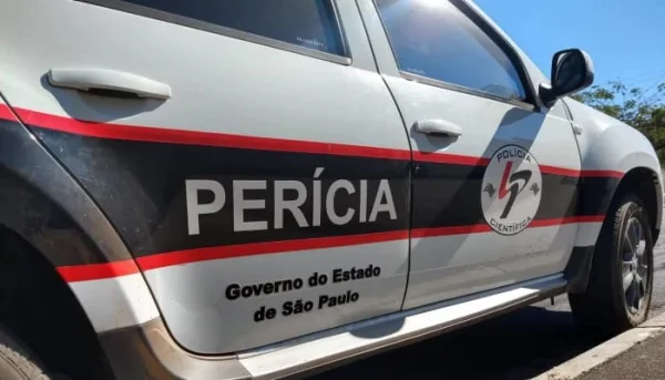 Imagem colorida mostra viatura da Polícia Científica