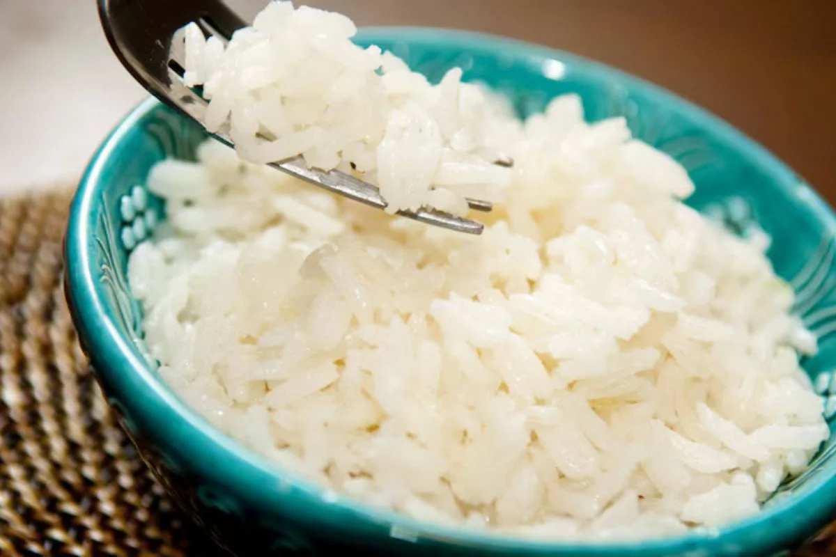 Chef ensina como deixar o arroz branco soltinho com um truque simples