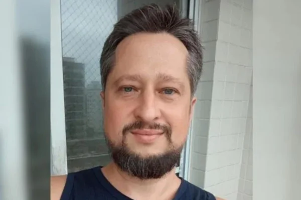 homem de barca e olhos azuis