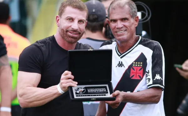 Imagem colorida de Geovani Silva, ídolo do Vasco, e pedrinho- Metrópoles