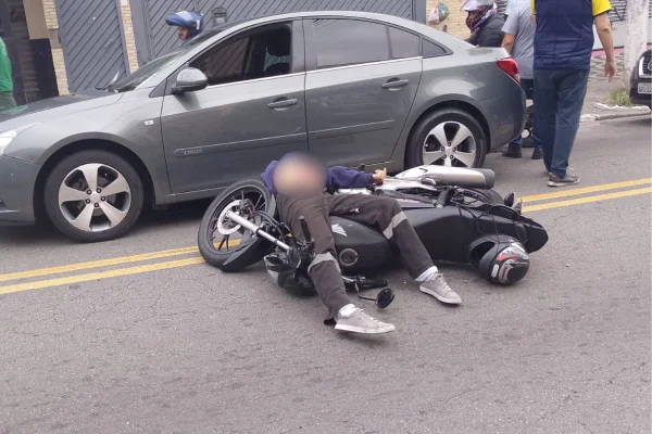 Tráfego é interditado após tentativa de assalto a policial militar de folga na Avenida João Paulo, em Embu das Artes, na Grande São Paulo - Metrópoles