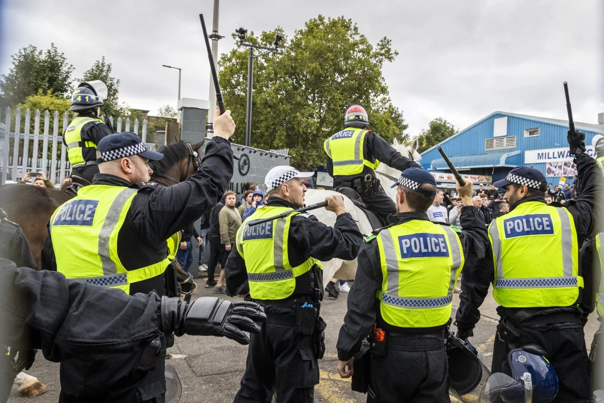 Cerca de 400 policiais trabalharam no clássico Millwall x West Ham Cerca de 400 policiais trabalharam no clássico Millwall x West Ham