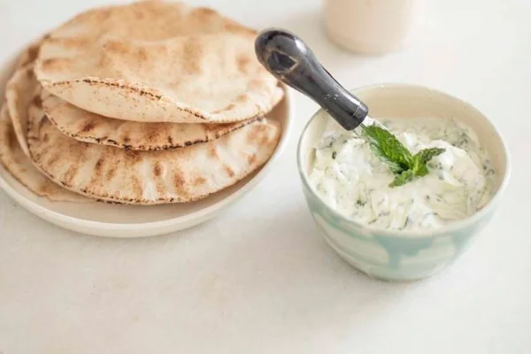 Confira a receita de tzatziki: refrescante molho grego