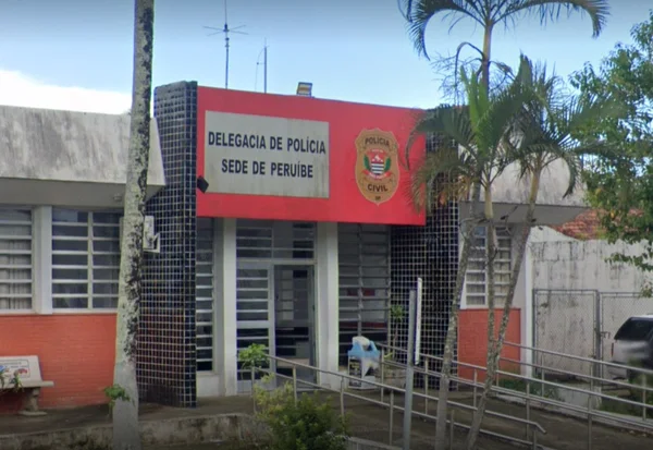 Imagem colorida de entrada da Delegacia de Polícia Sede de Peruíbe