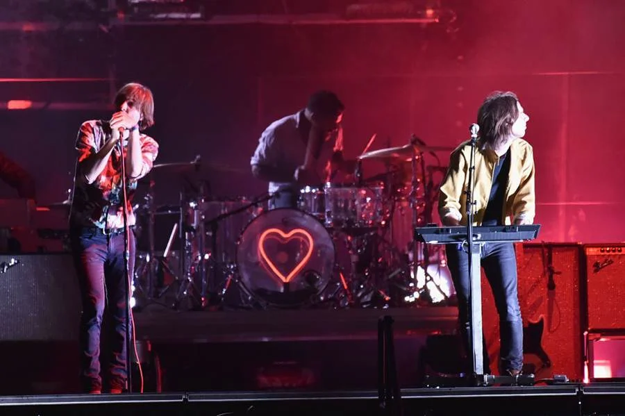 O grupo francês Phoenix: uma das grandes sensações indies na década de 2000 O grupo francês Phoenix: uma das grandes sensações indies na década de 2000