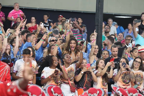 Foto colorida de Juliana Paes no Carnaval de Salvador - Metrópoles