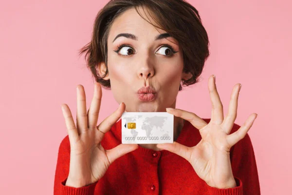 signos mulher segurando um cartão de credito