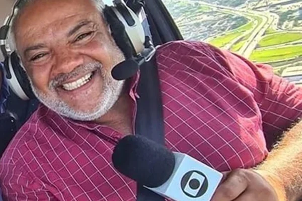 Genilson Araujo posa, sorridente, durante uma das reportagens aéreas - Metrópoles