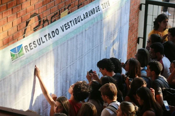 Festa e choro. UnB divulga lista dos aprovados no vestibular