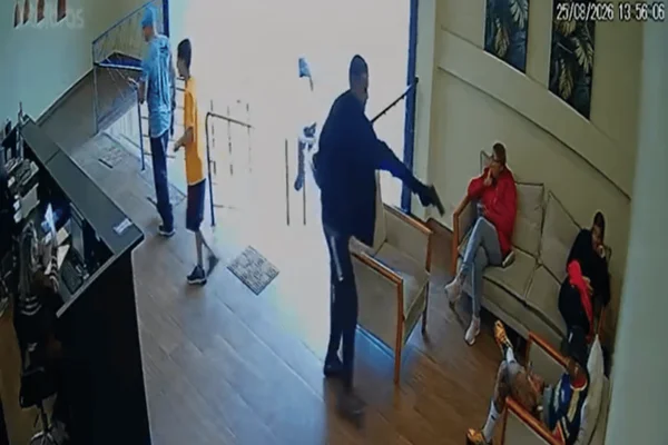 Imagem colorida de suspeito armado apontando arma para homem em academia no interior - Metrópoles