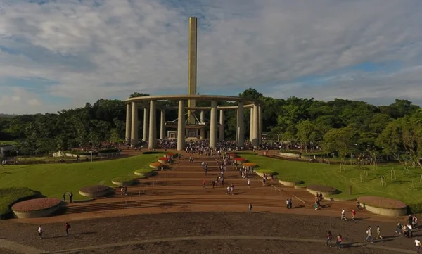 Imagem mostra templo em meio à natureza - Metrópoles