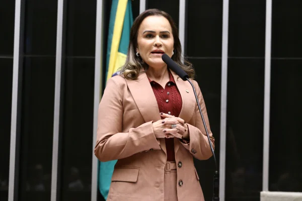 Imagem colorida mostra a deputada Daniela do Waguinho na tribuna da Câmara dos Deputados | Metrópoles