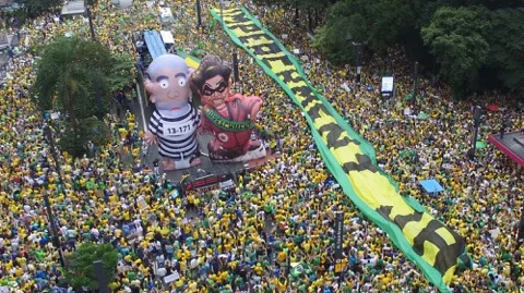 Multidão pró-impeachment toma a Avenida Paulista