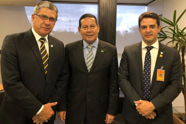 Mourão se reúne com presidente do Instituto Hospital de Base do DF