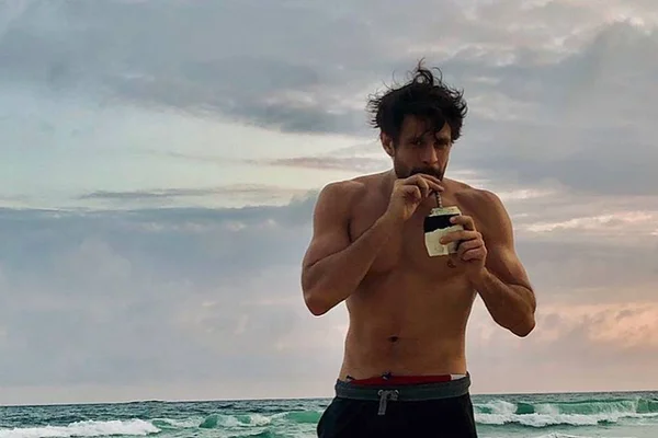 Galã de Amor de Mãe aparece completamente nu em foto nas redes