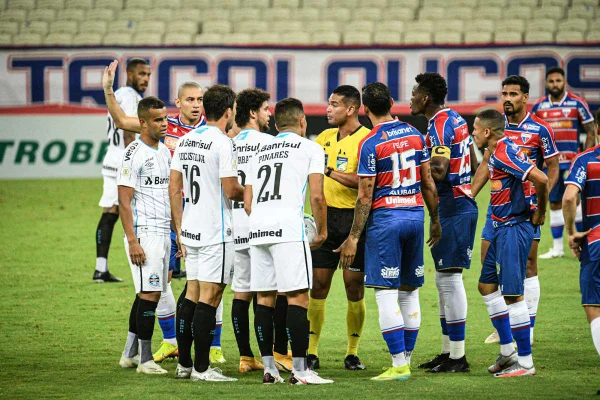Jogador do Fortaleza é afastado após ser flagrado sem máscara em festa