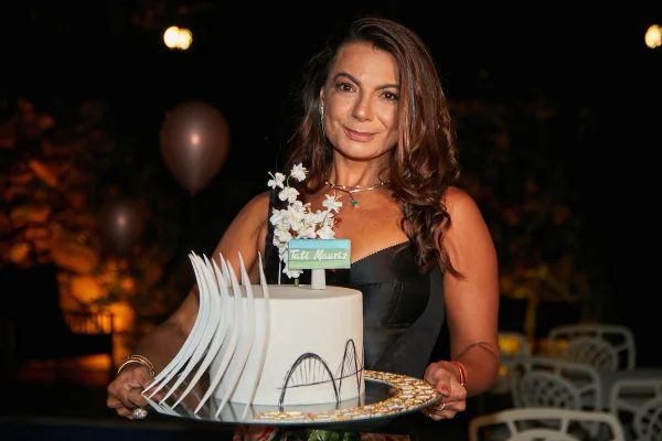 Tatiana Mauriz é surpreendida pelas amigas com festa de aniversário