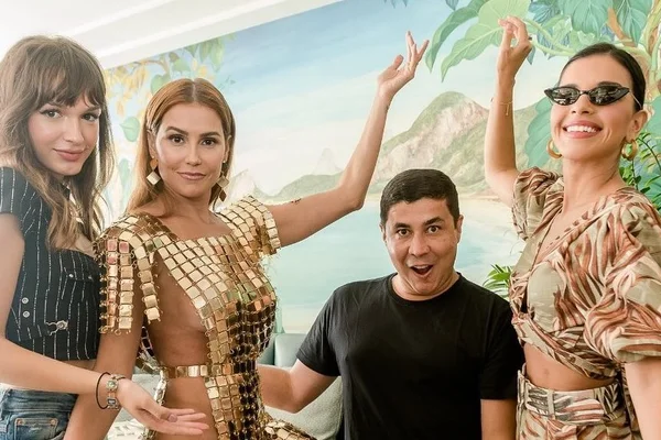 Gabe Joie, Deborah Secco, Diogenes Queiroz e Mariana Rios