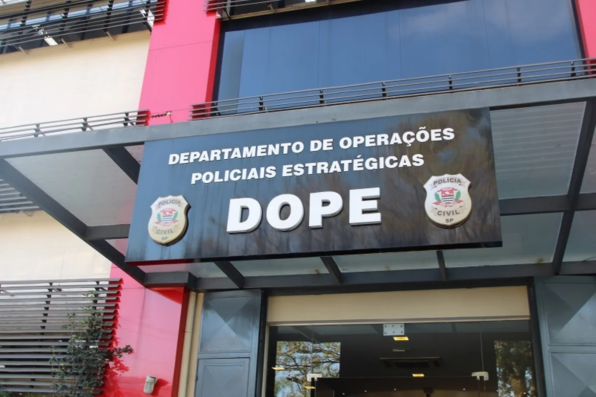 Imagem mostra entrada de delegacia de polícia - Metrópoles