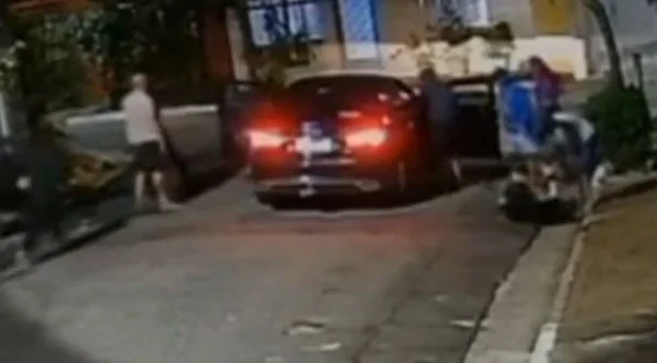 Imagem colorida mostra grupo de 7 bandidos roubando pai e filho que estavam dentro de carro na zona norte de São Paulo - Metrópoles