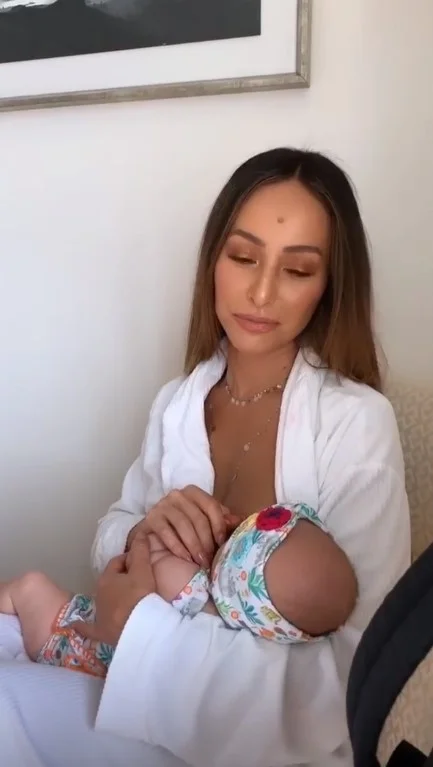Sabrina Sato surgiu amamentando a filha em vídeo publicado nas redes sociais Sabrina Sato surgiu amamentando a filha em vídeo publicado nas redes sociais