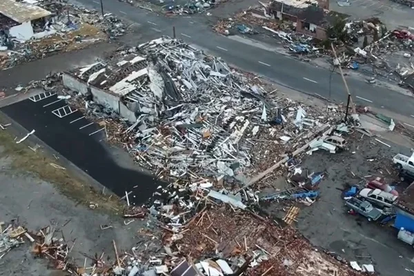 Tornados atingem seis estados dos EUA e matam ao menos 70 pessoas
