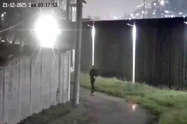 Um dos suspeitos foge após disparo de advertência por um agente