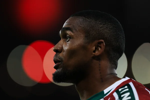 Foto colorida de Douglas Costa, do Fluminense - Metrópoles