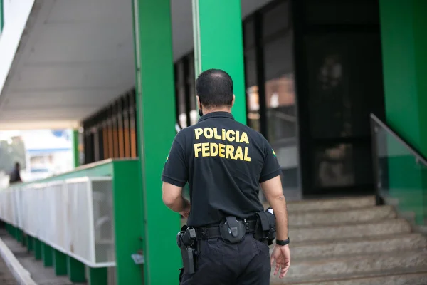 homem com uniforme da polícia federal
