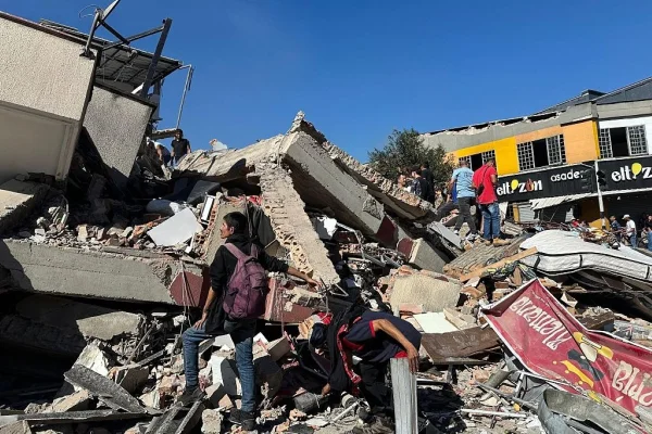 Imagem colorida mostra um dos prédios que desabaram após terremoto na Colômbia - Metrópoles