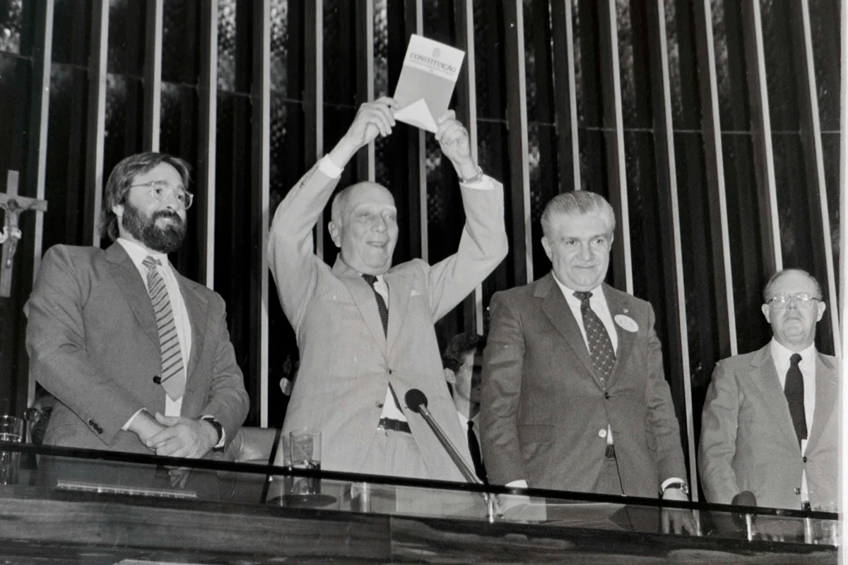 Em 5 de outubro de 1988, Ulysses Guimarães ergue a nova Constituição Federal, que foi promulgada na mesma sessão Em 5 de outubro de 1988, Ulysses Guimarães ergue a nova Constituição Federal, que foi promulgada na mesma sessão