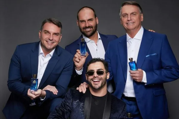 imagem colorida mostra propaganda de perfumes com família bolsonaro - Metrópoles
