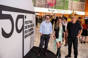 ator e cantor guarani-kaiowá Luan Iturve, o ator uruguaio César Troncoso e a atriz paraguaia Ivana Gomez ator e cantor guarani-kaiowá Luan Iturve, o ator uruguaio César Troncoso e a atriz paraguaia Ivana Gomez