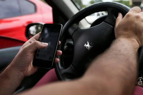 Celular e volante - Metrópoles