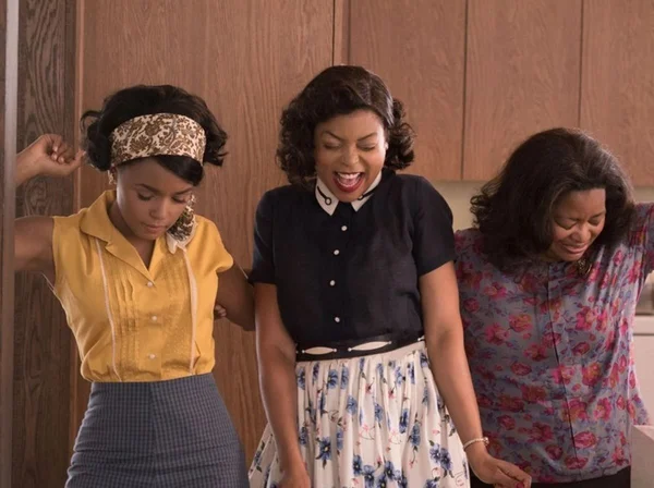 três mulheres negras sorriem em cena de filme