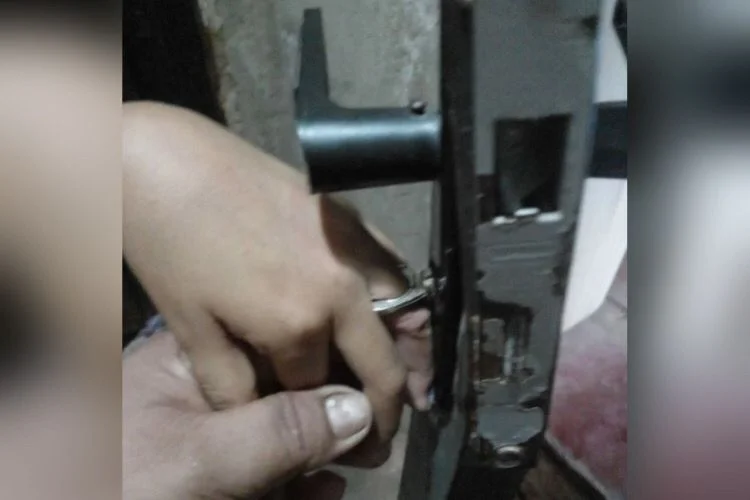 Criança ficou com dedo preso em porta pela chave Criança ficou com dedo preso em porta pela chave