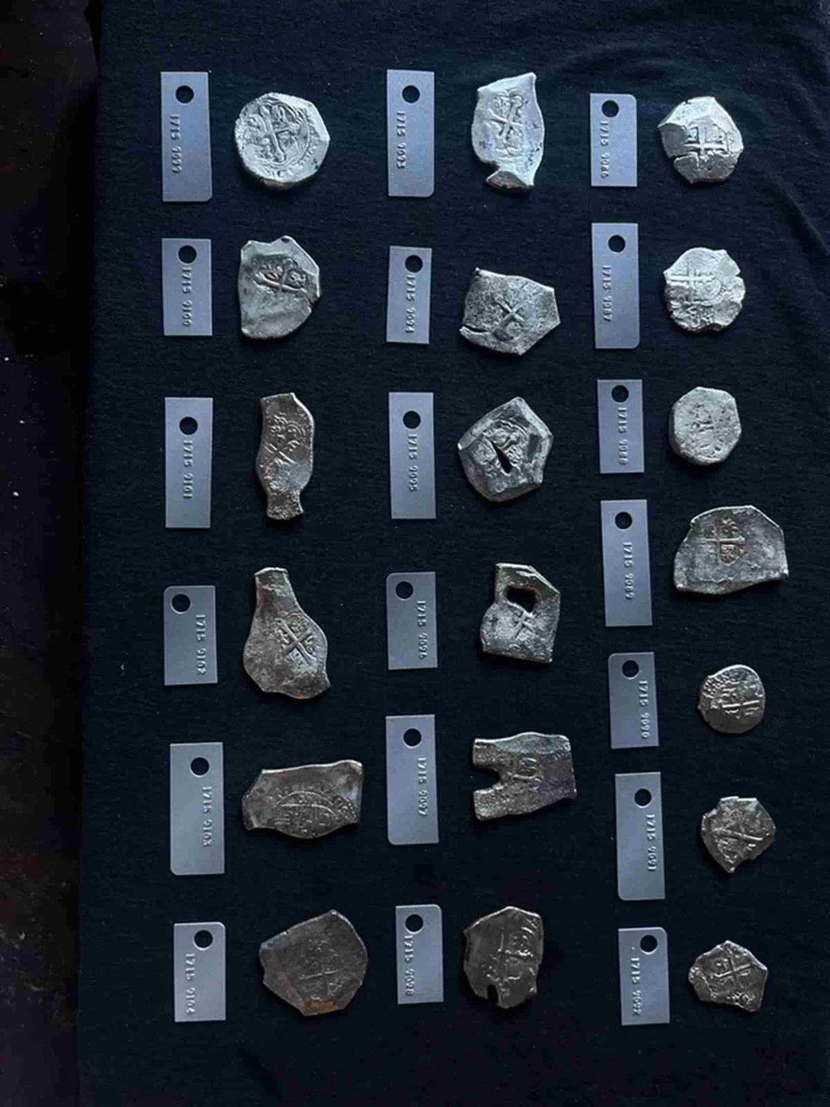 Moedas encontradas após ficarem mais de 300 anos no mar Moedas encontradas após ficarem mais de 300 anos no mar