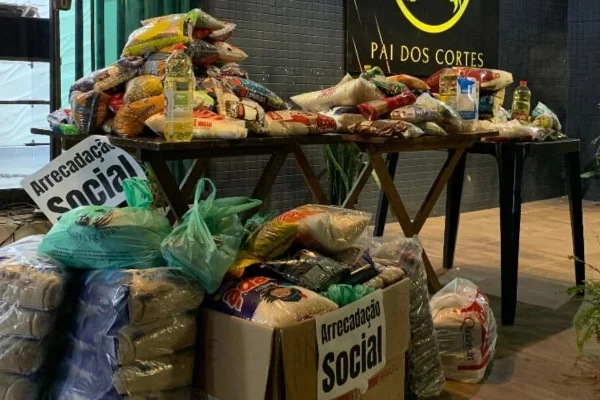 Barbeiro do DF troca corte por 1 kg de alimento em ação solidária