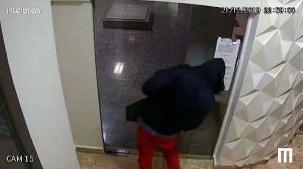 Vídeos: câmeras flagraram vigilante entrando no prédio da ex