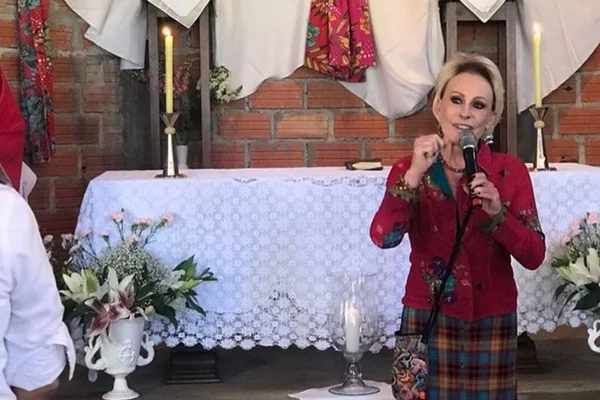 Ana Maria Braga tenta pegar buquê, mas é “roubada” por convidada