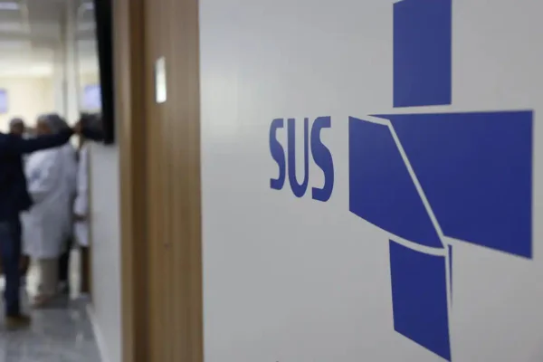 Foto colorida de logo do SUS em parede de hospital - Metrópoles