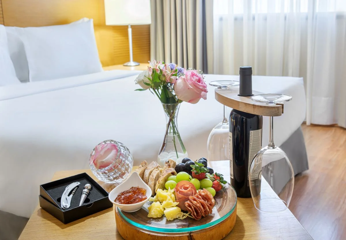 No pacote Pink Dreams, o casal pode se deliciar com um bom vinho, além de outras surpresas No pacote Pink Dreams, o casal pode se deliciar com um bom vinho, além de outras surpresas