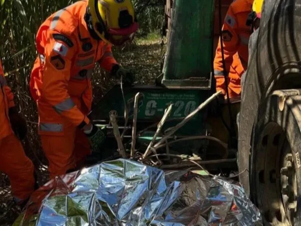 Foto colorida de bombeiros regatando corpo da vítima - Metrópoles