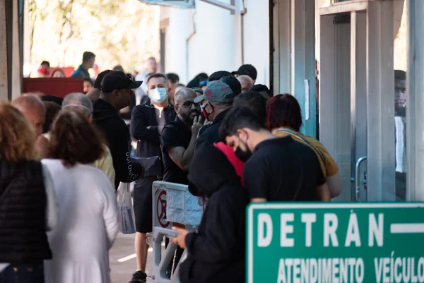 Motoristas do DF enfrentam longas filas para fazer biometria no Detran
